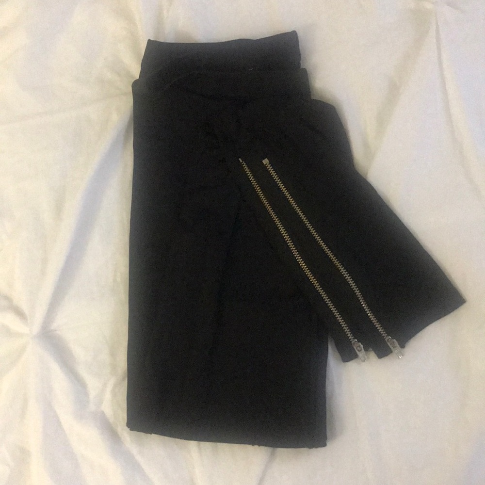 Black leggings with zipper